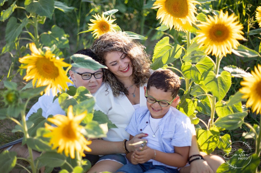 Un soir dans les tournesols - séance famille - photographe Vendée